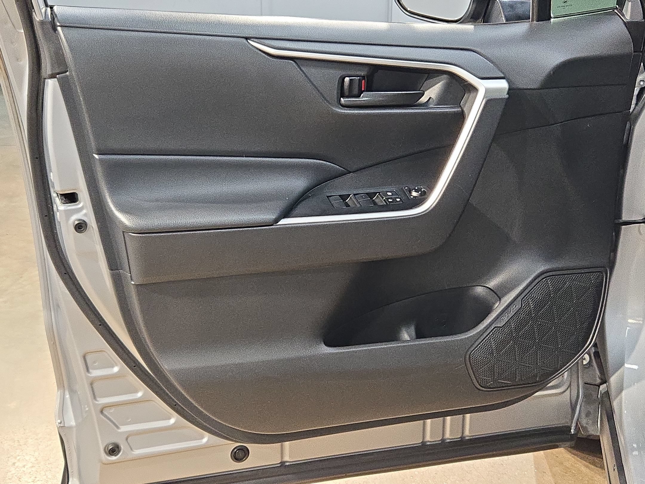 Used 2020 Toyota RAV4 LE FWD image 20