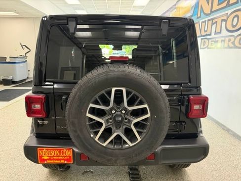 Used 2025 Jeep Wrangler Unlimited Sahara AWD/4WD image 6
