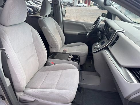 Used 2015 Toyota Sienna LE FWD image 22