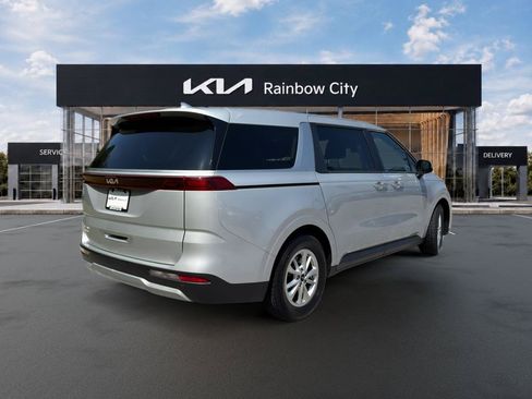Used 2023 Kia Carnival LX FWD image 5