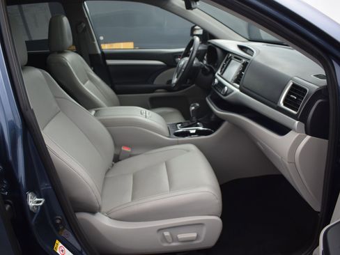 Used 2019 Toyota Highlander XLE image 10