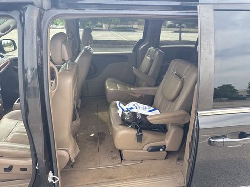 Used 2015 Chrysler Town & Country Touring FWD image 6