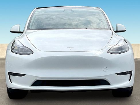 Used 2024 Tesla Model Y Long Range AWD/4WD image 2