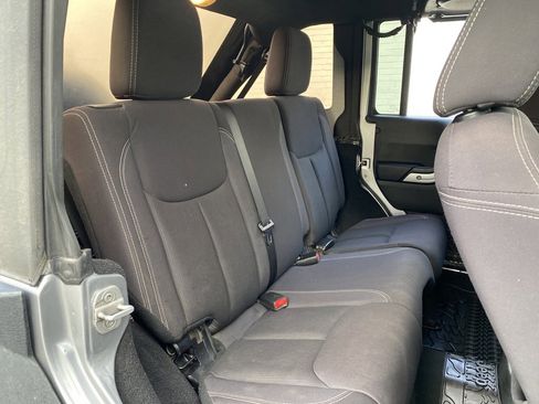 Used 2013 Jeep Wrangler Unlimited Rubicon w/ Connectivity Group image 11