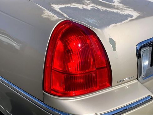 Used 2011 Lincoln Town Car Signature Limited image 25