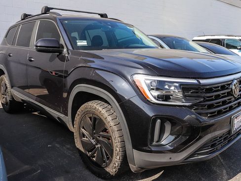 Used 2024 Volkswagen Atlas SE AWD/4WD image 2