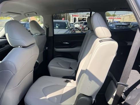 Used 2024 Toyota Grand Highlander AWD image 11