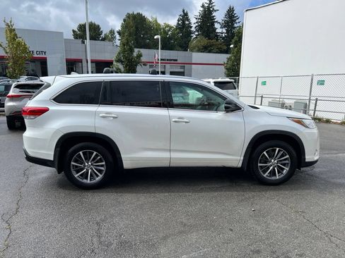 Used 2017 Toyota Highlander XLE AWD/4WD image 3