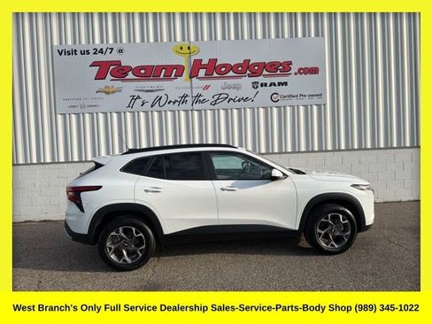 Used 2024 Chevrolet Trax LT w/ Driver Confidence Package FWD image 1