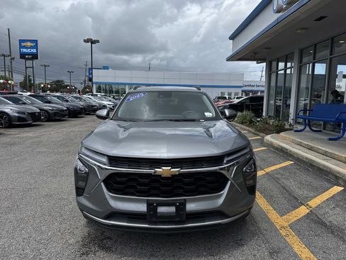 Used 2025 Chevrolet Trax LT FWD image 2