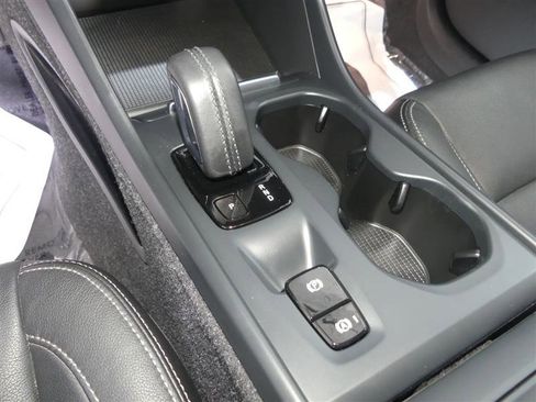 Used 2021 Volvo XC40 T5 Momentum w/ Climate Package image 39