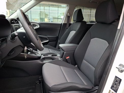 Used 2023 Kia Soul LX FWD image 13