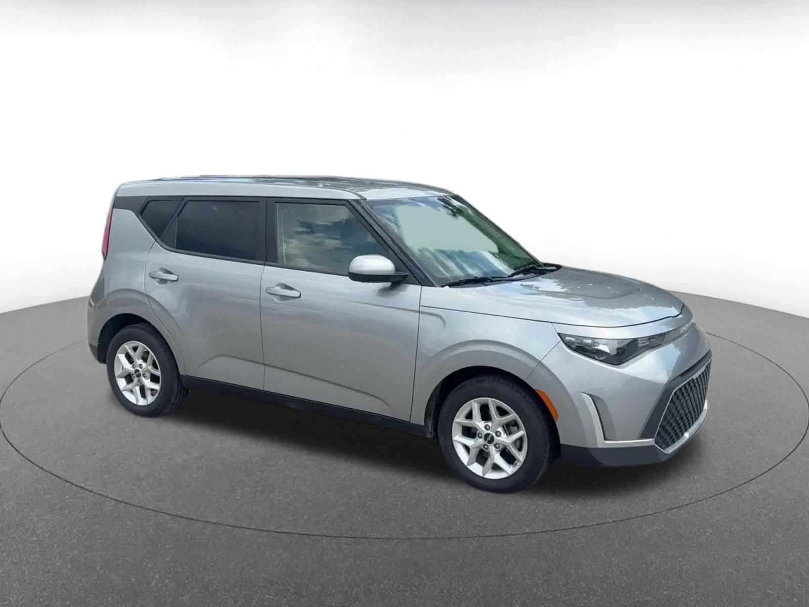 Used 2025 Kia Soul LX w/ LX Technology Package FWD image 2