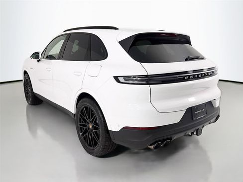 New 2025 Porsche Cayenne E-Hybrid image 3