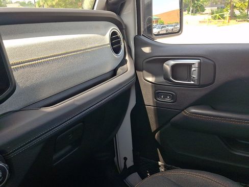Used 2025 Jeep Wrangler Unlimited Sahara AWD/4WD image 31