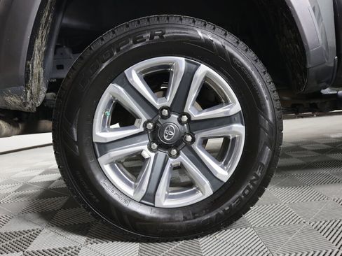 Used 2016 Toyota Tacoma Limited w/ Towing Package image 7