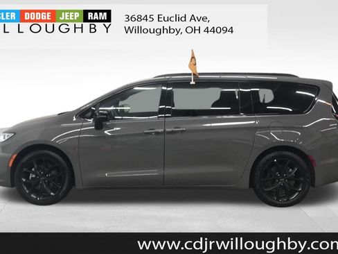 Used 2025 Chrysler Pacifica Limited image 5