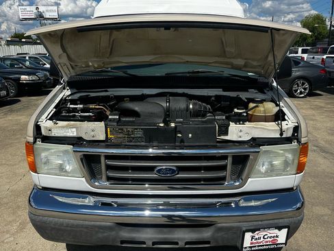 Used 2004 Ford E-250 and Econoline 250 Extended RWD image 10