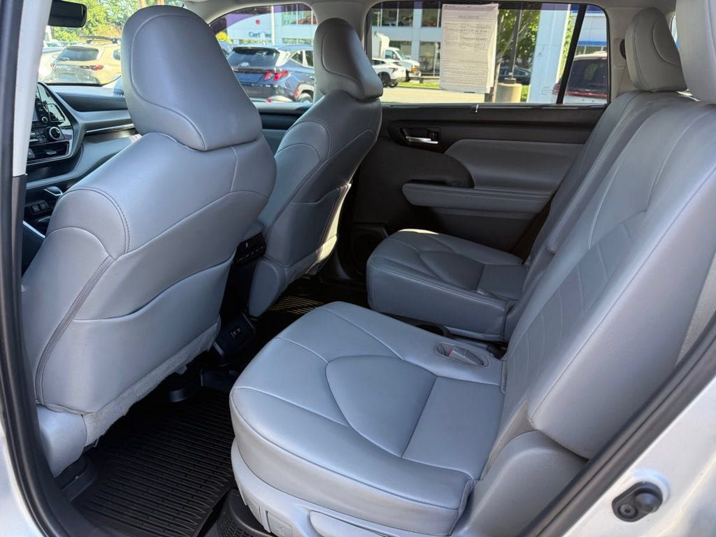 Used 2021 Toyota Highlander XLE AWD/4WD image 16