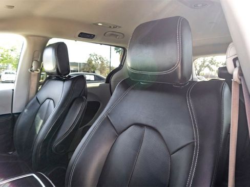 Used 2024 Chrysler Pacifica Touring-L image 13