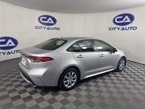 Used 2022 Toyota Corolla LE FWD image 3