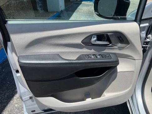 Used 2024 Chrysler Pacifica Touring-L FWD image 14