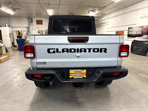 Used 2022 Jeep Gladiator Sport image 3
