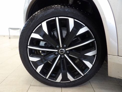 Certified 2025 Volvo XC90 T8 Plus image 32