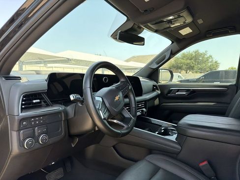 Used 2025 Chevrolet Suburban LT w/ Comfort Package RWD image 6