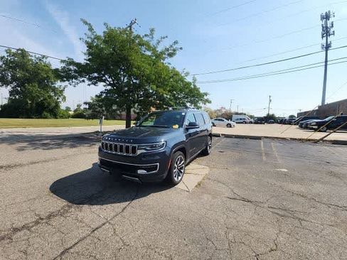 Used 2022 Jeep Wagoneer Series III w/ Premium Group I AWD/4WD image 2