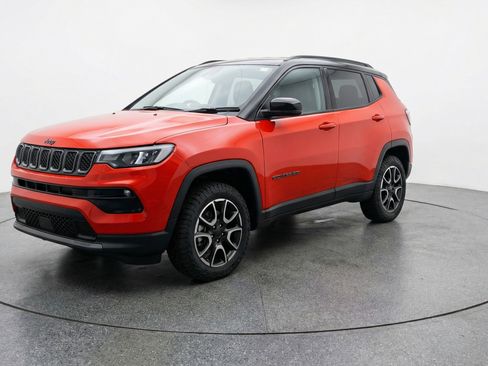 Used 2025 Jeep Compass Trailhawk image 3