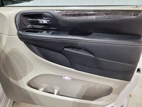 Used 2015 Chrysler Town & Country Touring w/ Driver Convenience Group image 51