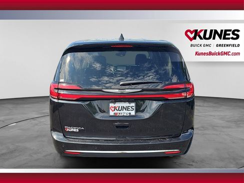 Used 2023 Chrysler Pacifica Touring-L FWD image 9