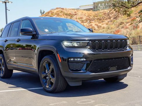 Used 2023 Jeep Grand Cherokee Limited w/ Black Appearance Package RWD image 6
