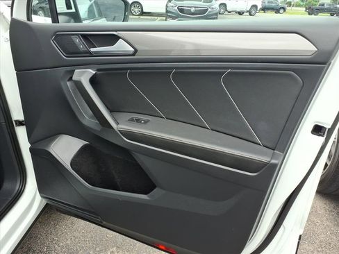 Used 2022 Volkswagen Tiguan SE w/ Panoramic Sunroof Package FWD image 12