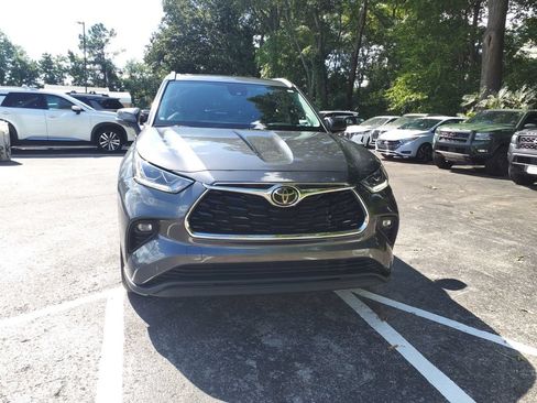 Used 2023 Toyota Highlander Limited FWD image 2