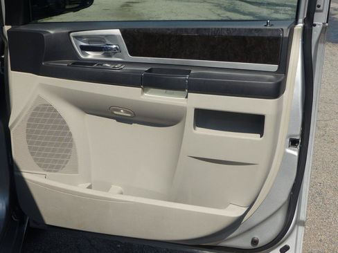 Used 2010 Dodge Grand Caravan SXT FWD image 12