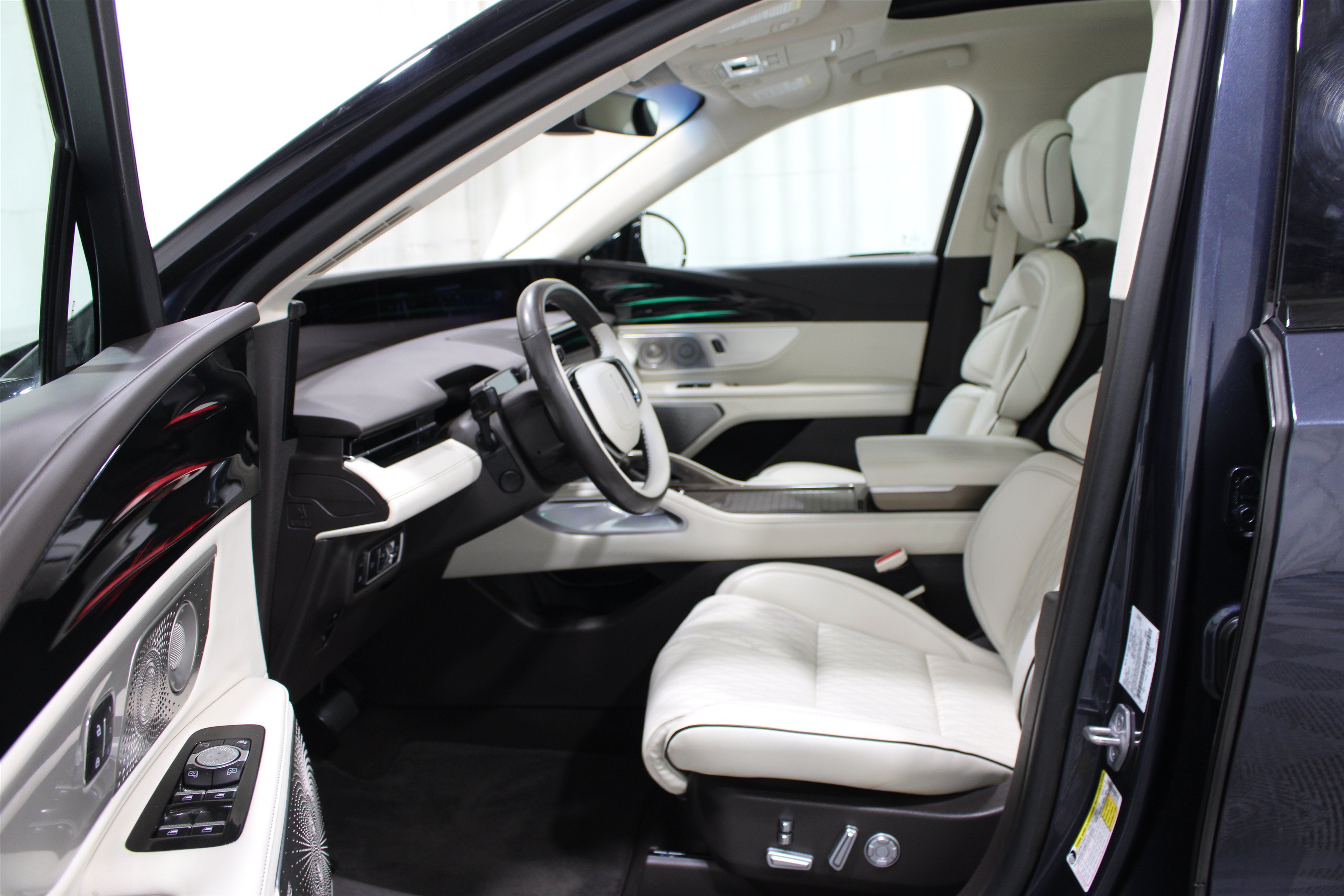 Used 2024 Lincoln Nautilus Black Label AWD/4WD image 3