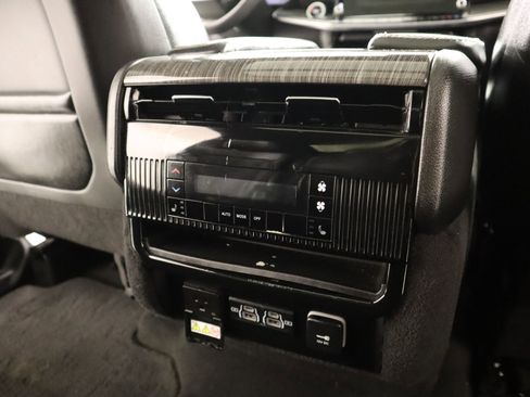 Used 2022 Jeep Wagoneer Series III w/ Premium Group I image 17