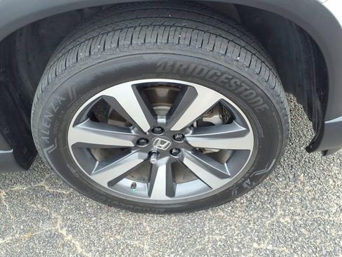 Used 2025 Honda Pilot Touring image 11
