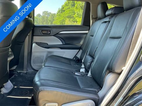 Used 2017 Toyota Highlander LE FWD image 6