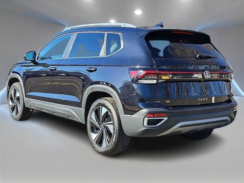 Certified 2025 Volkswagen Taos SE w/ Panoramic Sunroof Package image 7