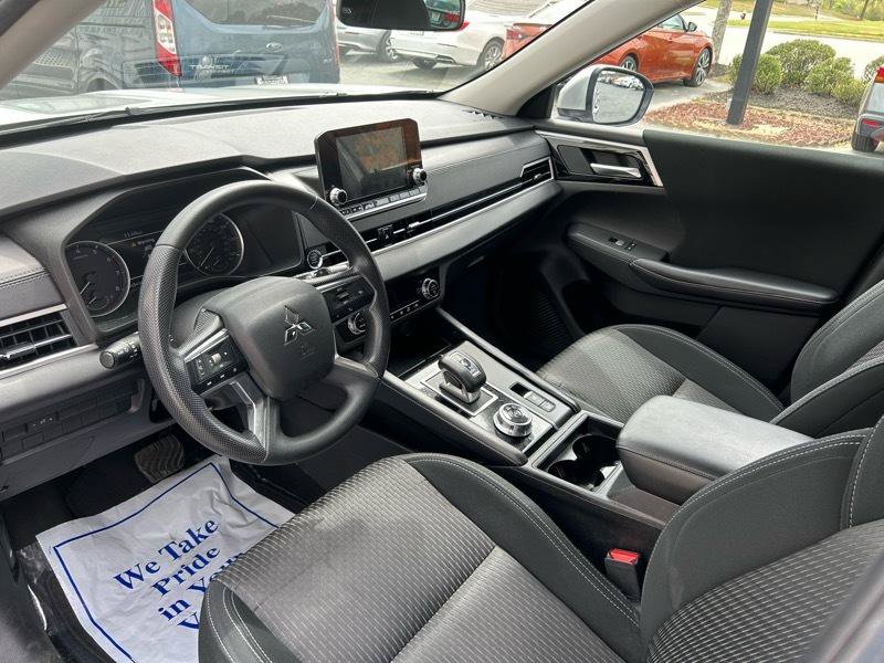 Used 2023 Mitsubishi Outlander ES FWD image 10