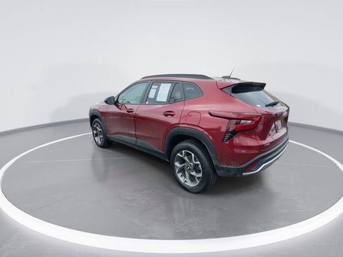 Used 2025 Chevrolet Trax LT w/ LT Convenience Package image 6