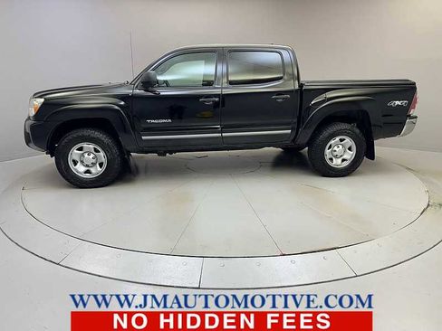 Used 2015 Toyota Tacoma w/ SR5 Package image 2