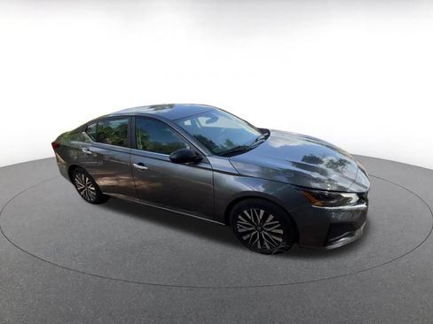 Used 2025 Nissan Altima 2.5 SV FWD image 2