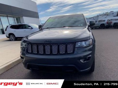 Used 2017 Jeep Grand Cherokee Altitude image 3