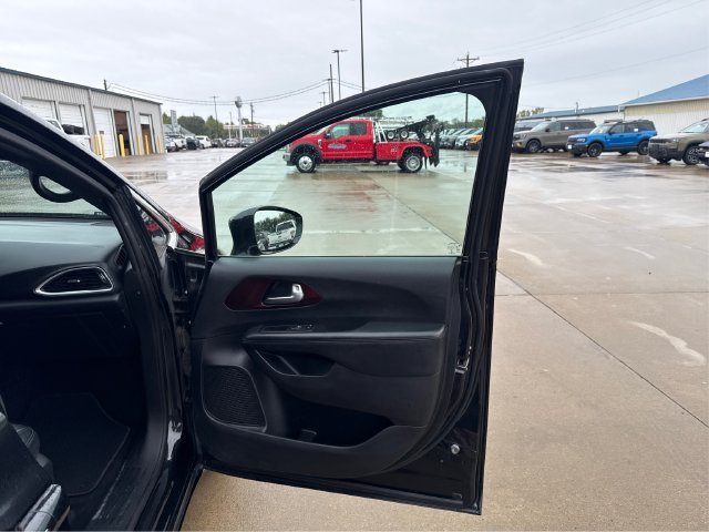 Used 2019 Chrysler Pacifica Touring-L FWD image 21
