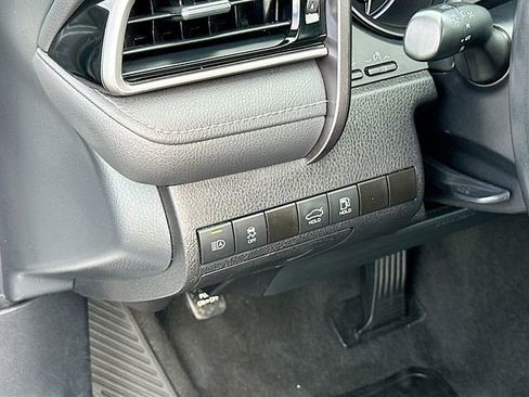 Used 2023 Toyota Camry SE image 10