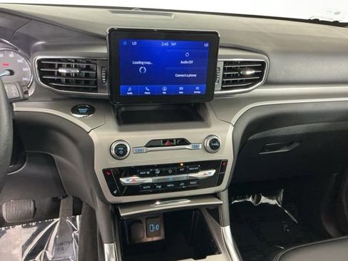 Used 2022 Ford Explorer XLT w/ Equipment Group 202A AWD/4WD image 19